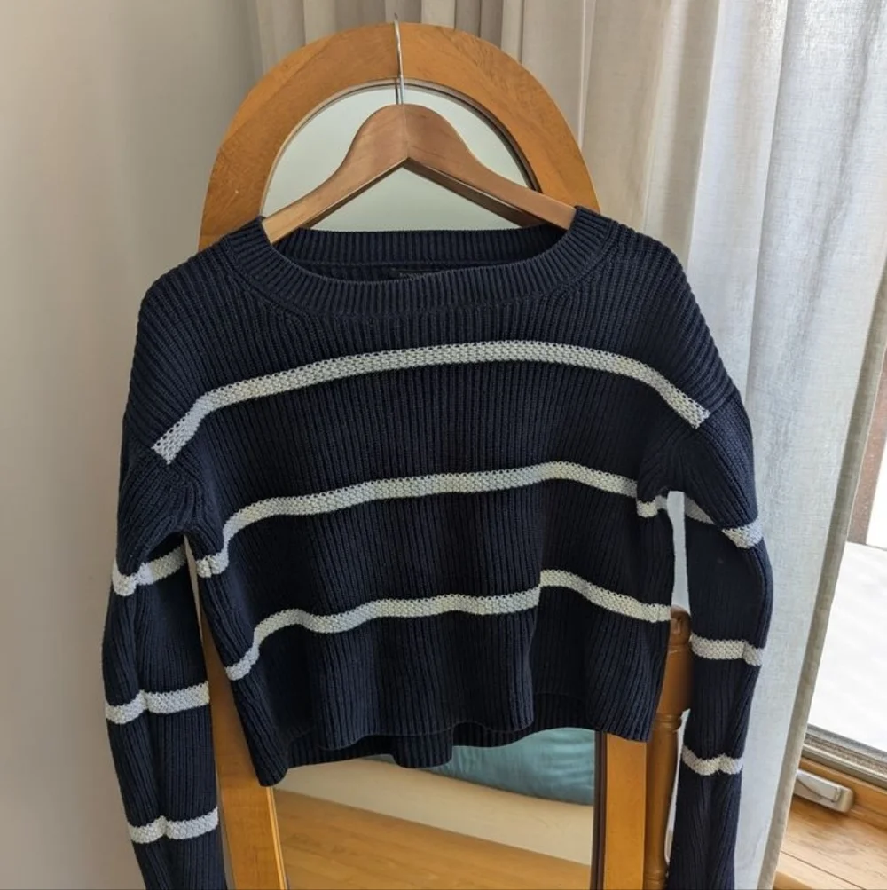 🌼 Banana Republic - Blue & White Striped Sweater - Picture 2 of 5
